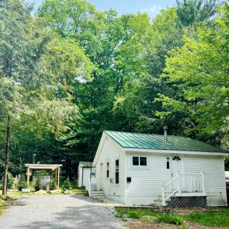 Cozy Cottage on a Lake, near Gunstock Mountain Hotéis em Gilmanton