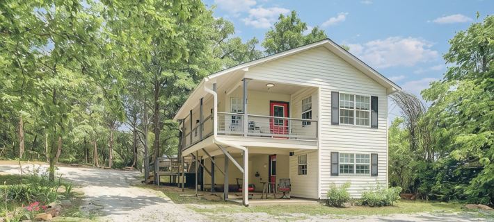 Minutes to the Square • Fire Pit • Dog Friendly Hotels in Stone County