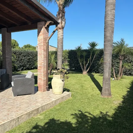 Detached villa with swimming pool a stone's throw from the sea between Avola and lido di Noto.