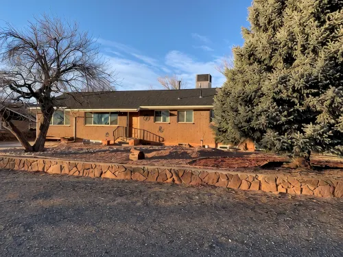 Backyard Oasis - Downtown - Retro Chic - King Bed - Bungalows