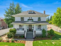 Beautiful 4 bedroom! Hot Tub, Fabulous Downtown Newberg Location! Hotels in Newberg