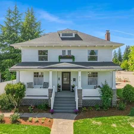 Beautiful 4 bedroom! Hot Tub, Fabulous Downtown Newberg Location!