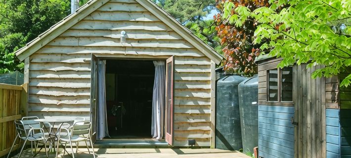 Idyllic Log Cabin with Log-fired Hot Tub nestled in a Forest Clearing Hotels in Wareham