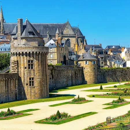 Charming studio with terrace in the heart of Vannes, 5 minutes from the port