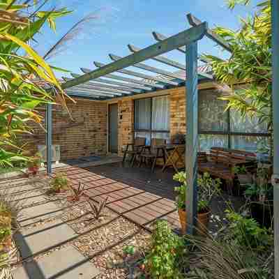 Pets welcome, family friendly home. 5 minute drive to beaches. Hotel Exterior