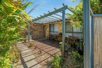 Pets welcome, family friendly home. 5 minute drive to beaches. - 4 stelle