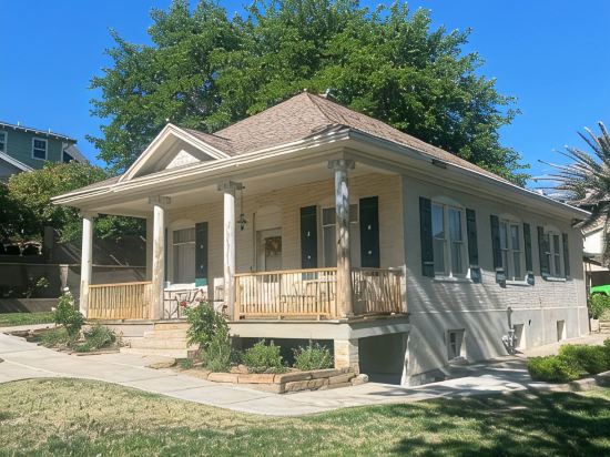 Charming Victorian Cottage - historic district.  Nice view, quiet neighborhood.