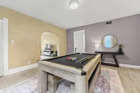 Brady St Retreat Front House - Sleeps 8 & Pets - บังกะโล