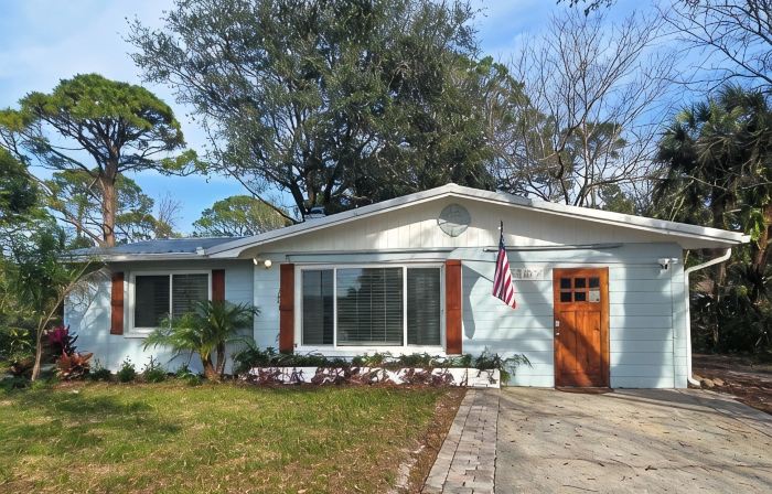 Cozy 2-bedroom house in enjoyable New Smyrna/ Edgewater with AC, WiFi