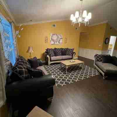 RE Stylish Condo By Mall Area Others