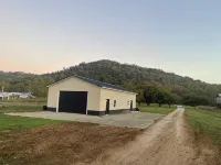 “The” Lodge of Adams County is a Charming 2-bedroom house in Blue Creek with AC