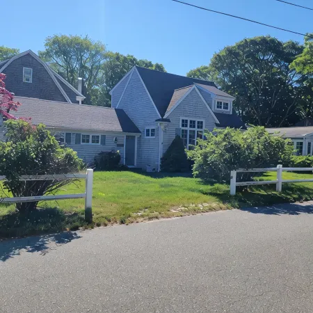 Walk to 3 beaches, downtown docks/waterfront. Dog friendly. Includes Beach Pass