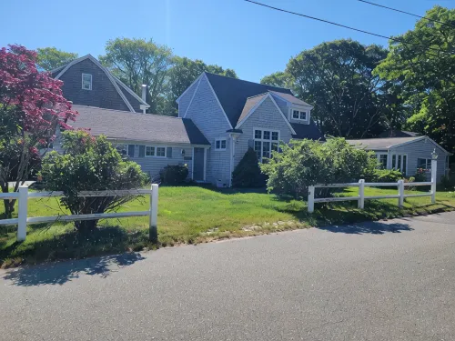 Walk to 3 beaches, downtown docks/waterfront. Dog friendly.  Includes Beach Pass