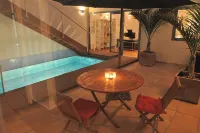 Bungalow, private pool and fiber optic internet, close to the sea, sheltered patio. - Private Pools