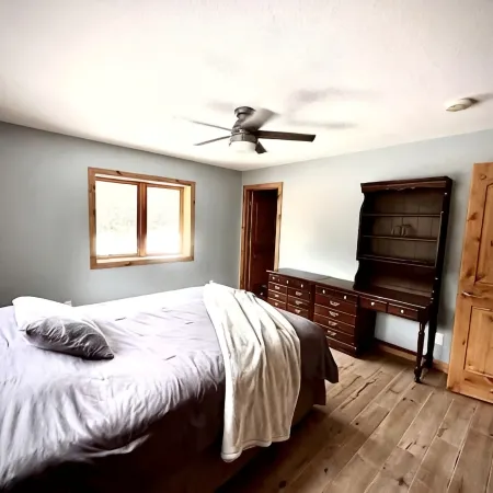 Gracie- A spacious house near Swan Lake!