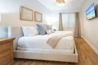 Newly Updated Luxury Condo at Naples Bay Resort - Pools, Spa, Lazy River & More! - Jacuzzi