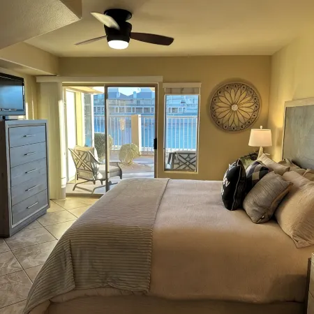 Beach Front Luxury Condo near Lake Havasu's London Bridge
