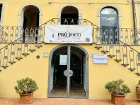 Historical Tuscan Home with  3 Bedrooms and 2 Baths with Beautiful Views. - Wifi