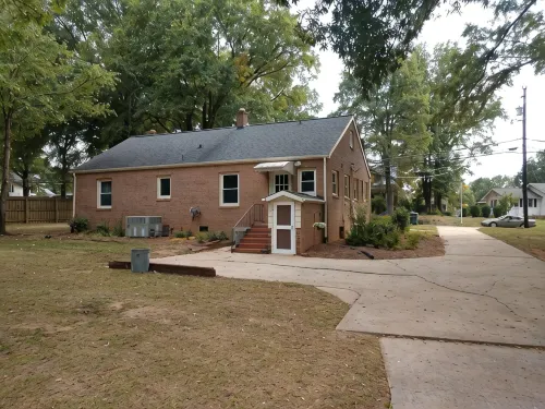 Completely renovated single family home with new furnishings. - Homestays