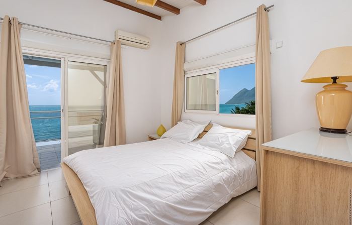 Villa Leynita Bay, 5 bedrooms, sleeps 12 on the beach of Diamant Martinique