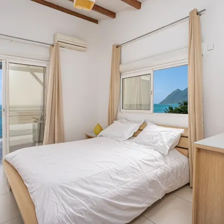 Villa Leynita Bay, 5 bedrooms, sleeps 12 on the beach of Diamant Martinique