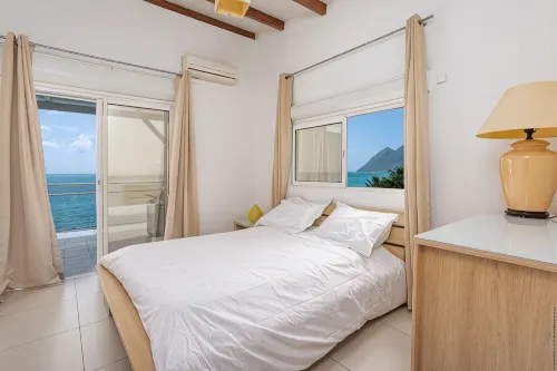 Villa Leynita Bay, 5 bedrooms, sleeps 12 on the beach of Diamant Martinique