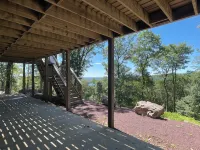 Boulderview Lodge, near JFBB with private mountain views, hot tub, and fireplace