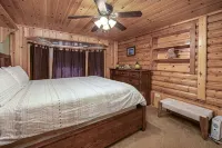 Hilltop Log Cabin on 4.5 Acres. Panoramic Views, Clean and Pet Friendly
