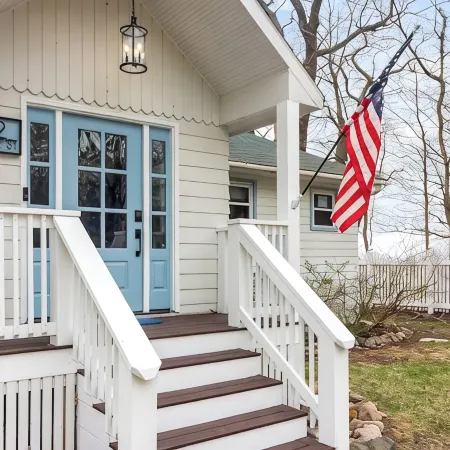 Lakefront Cottage with Hot Tub & Beach Access
