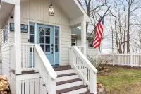 Lakefront Cottage with Hot Tub & Beach Access - Boutique