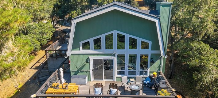 Forest Home with Deck, EV Charger, King Beds Hotéis em Cambria