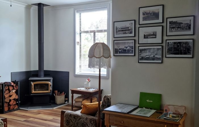 Heritage Timber Cottage - close to shops & amenities
