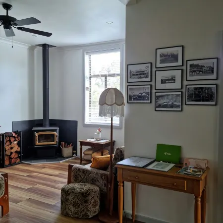 Heritage Timber Cottage - close to shops & amenities