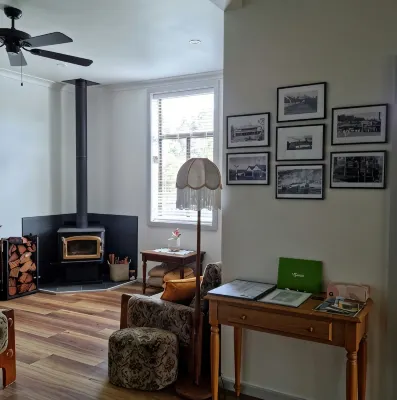 Heritage Timber Cottage - close to shops & amenities - Boutique