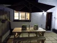 Three-Time Award Winning, Stunning 1700's Grade 2 listed cottage near Stonehenge Hotels in Amesbury