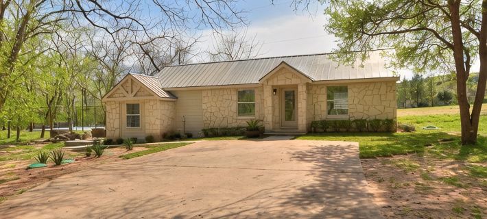Cottage Near Lake Austin Hotels in Travis County