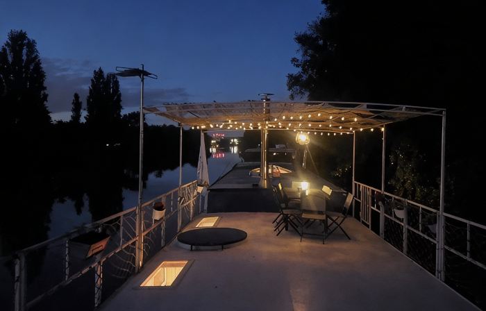 Cosy and convivial houseboat