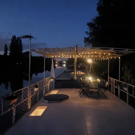 Cosy and convivial houseboat
