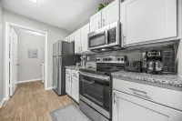 3Brlux, Uga + Downtown Athens Game Weekend Ready, Relax by the Pool - Condos