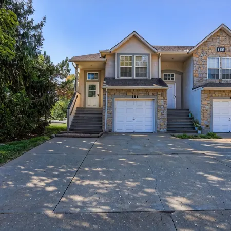Olathe Sleeping Beauty 3Bdr and 2 Baths. Long Stay