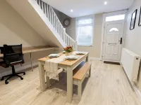 Cosy House in Runcorn: Perfect for Families & Business Travelers! Free Parking Hotels in Runcorn
