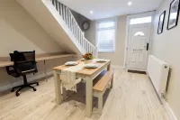 Cosy House in Runcorn: Perfect for Families & Business Travelers! Free Parking - 2-Star