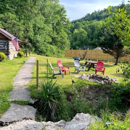 Quaint old fashioned cabin, Loft, Grill, Fire Pit!
