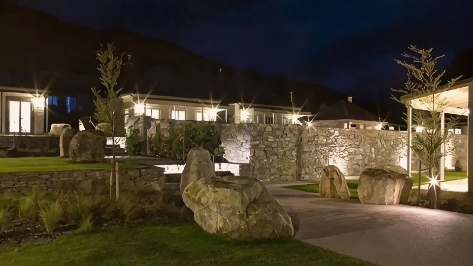 Cozy 3 Bedroom Cottage with Pool