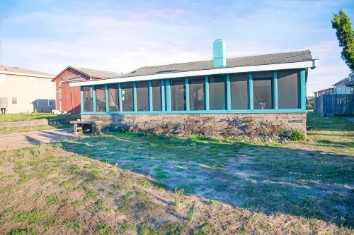 Renovated & Clean 'Original' OBX Bungalow, Direct Beach & Pier Access + EZ Cart - Homestays