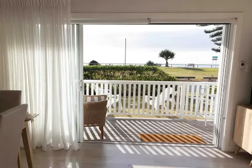 2 Bed apartment opposite the beach - WiFi