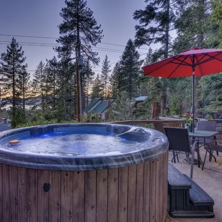 Cozy, secluded cabin, great location and beautiful spa with sweeping views!