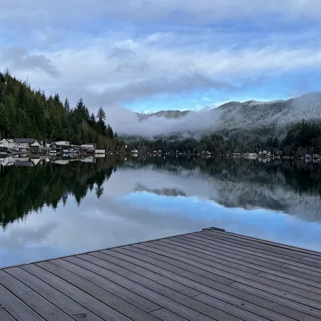 Cozy Cabin on Lake Sutherland with hot tub, huge dock and kayaks!