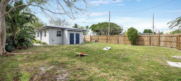 2BR on Swinton - 1 Mile to Beach, 1 Block to Ave Hotels in Delray Beach