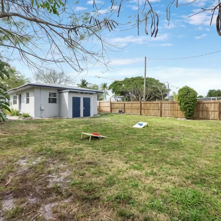 2BR on Swinton - 1 Mile to Beach, 1 Block to Ave